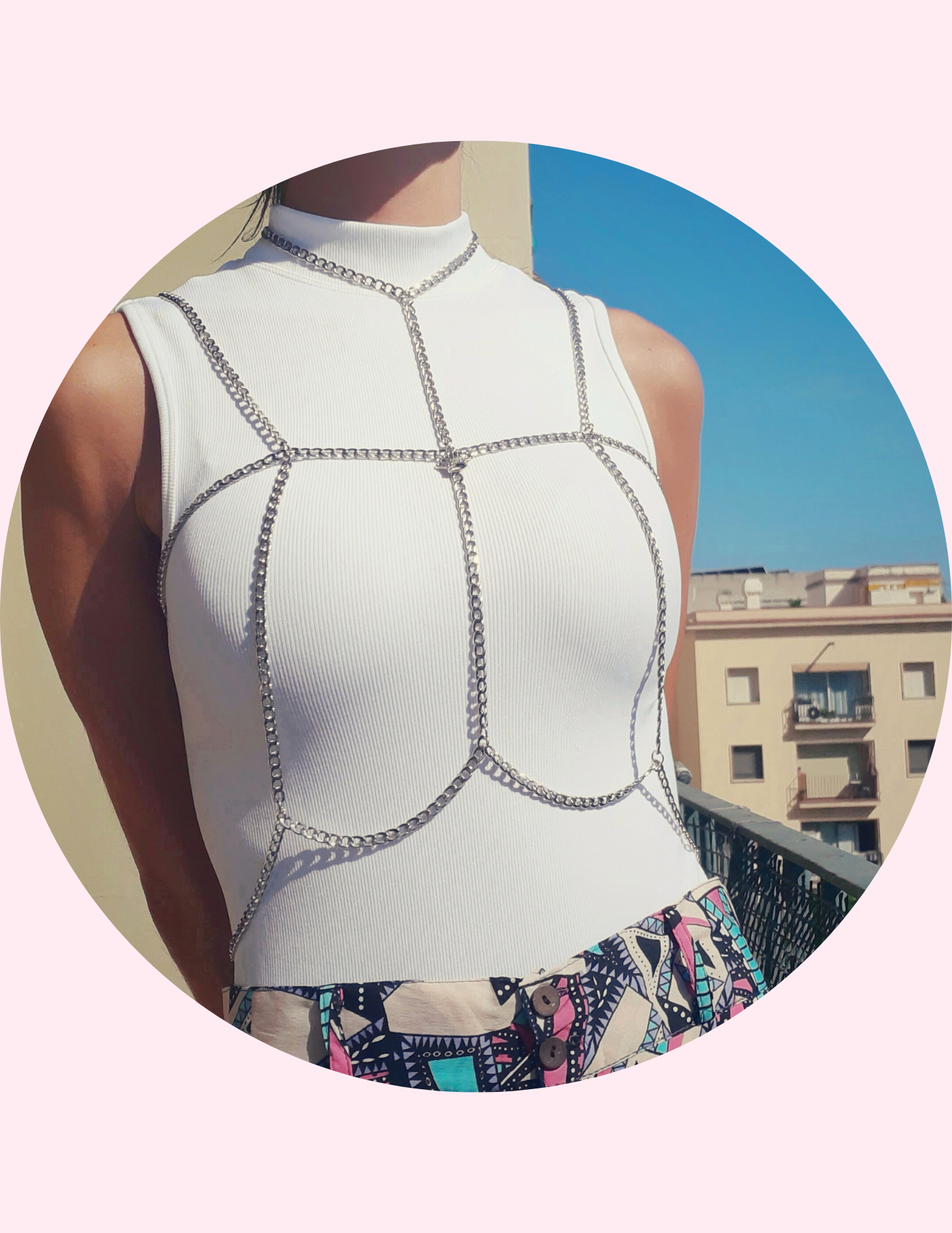 Accesorios para el cuepo, cadenas para el torso, complementos para festivales, outfot original, luna en leo, barcelona, españa