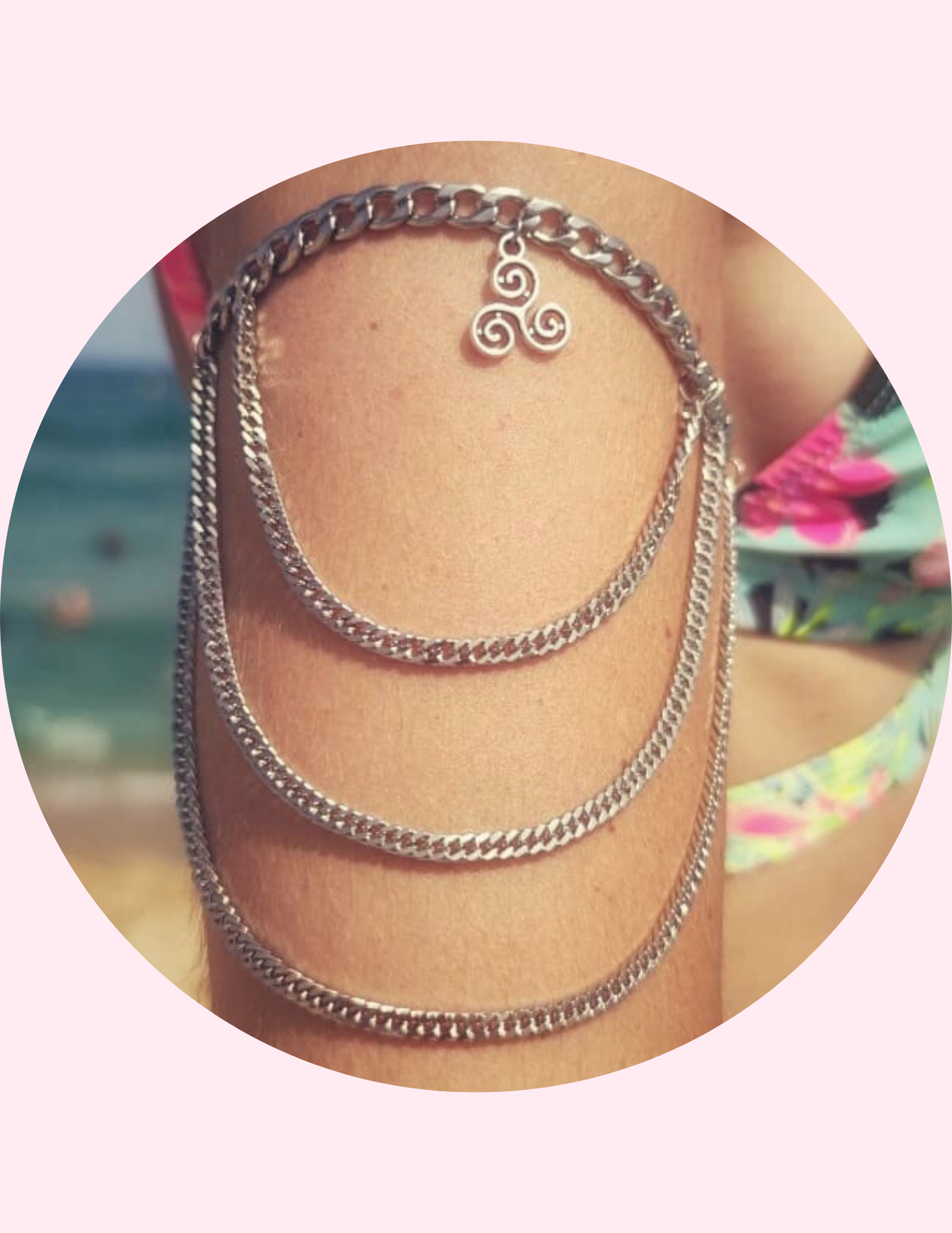 Brazalete de acero, moda de playa, tendencia verano, outfit festival, look sexy, luna en leo, handmade, barcelona.