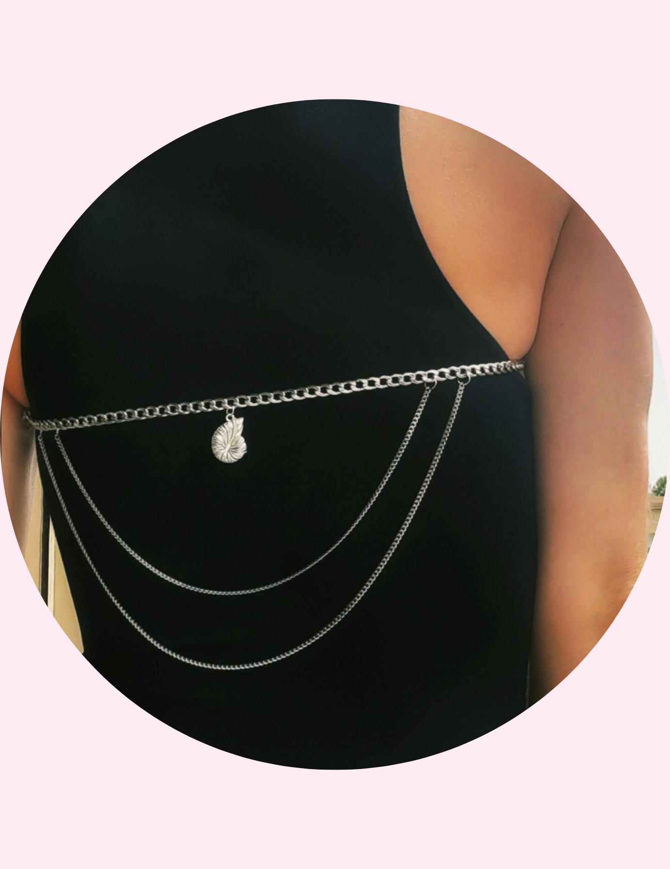Conjunto de cadenas para el pecho y espalda, accesorios corporales, body chain, tendencia, outfit fiestas, looks para festivales, cadenas de cuerpo hechas a mano, complementos de festival, luna en leo, barcelona, españa, islas baleares.