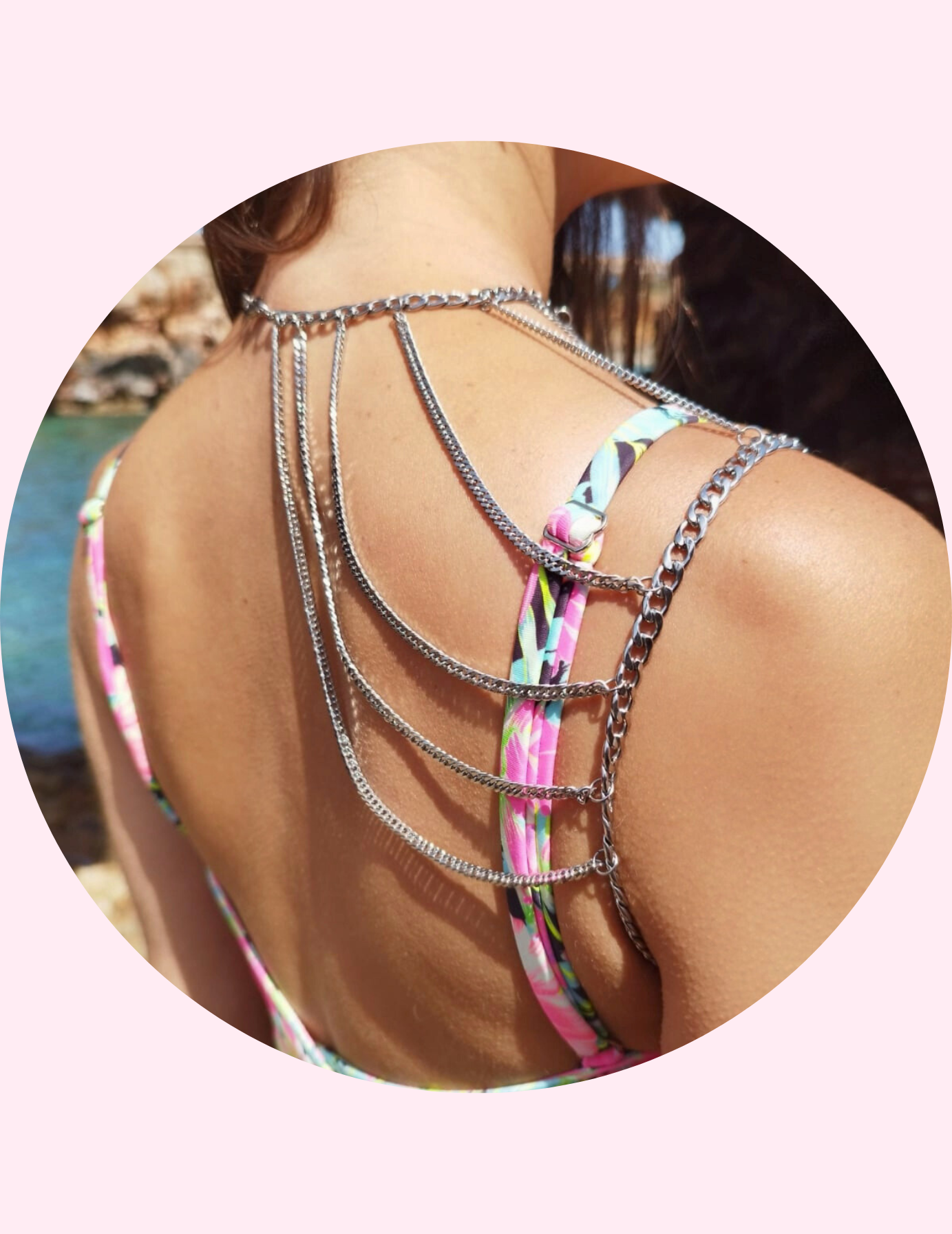 Cadenas para hombros, body chains, accesorios de festival, tendencia, looks para fiestas, ideas de outfits, complementos, collares de hombros, luna en leo, barcelona.